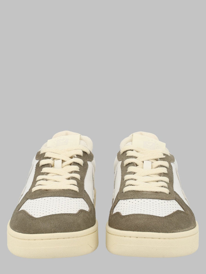Veja Sneaker "V-82"