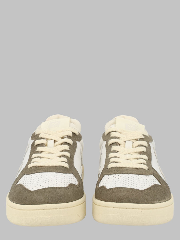 Veja Sneaker "V-82"