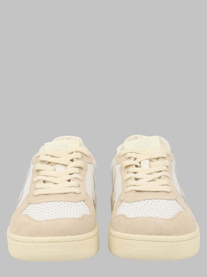 Veja Sneaker "V-82"
