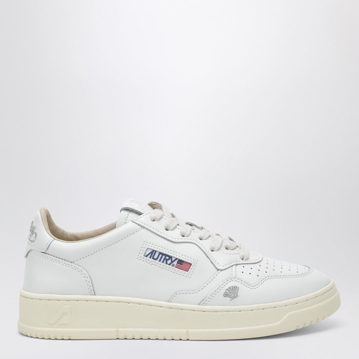Autry Medalist Low Sneakers In White Leather With Shell Detail